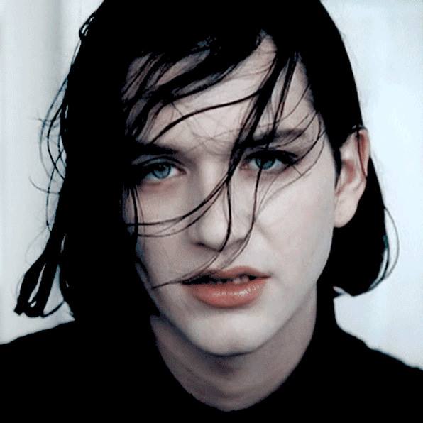 Brian Molko – A moncsicsiarcú, mikiegérhangú androgün szépség ugyanúgy fölkeltette a nők, ahogy a férfiak figyelmét is hollófekete fürtjeivel és fehér arcával; misztikus, sötét stílusával.  Külsőségeiben inkább a glam-rockból, zenéjében a dark, alternatív rock irányból indult Placebo frontembere, szuggesztív színpadi jelenlétével, megosztó személyiségével rengeteg tabutémát feszeget dalaiban illetve a biszexuális, drag szubkultúrát is behozta a köztudatba.