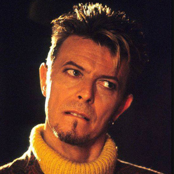 David Bowie – A zenetörténet egyik legcsodásabb csillagára nincsenek szavak, férfiként is lenyűgöző volt. Senkinek sem állt ennyire jól 50 felett a kukoricasárga garbó és a tüsi haj és bármilyen bizarr is bevallani, de még a halál is.  Utolsó albuma is egyfajta fricska, születésnapján jelent meg, az azt követő napon pedig már nem volt velünk. 