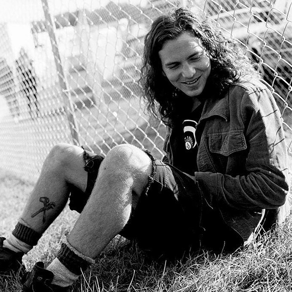 Eddie Vedder – Bár Eddie már nem éppen mai kakas, azért egykori szép, göndör fürtjeit és lágy, dallamos hangját, szelíd mosolyát nehezen tudjuk feledni. Sajnálatos módon a Pearl Jam frontembere maradt az egyedüli zászlóshajója az egykor oly népszerű grunge mozgalomnak.