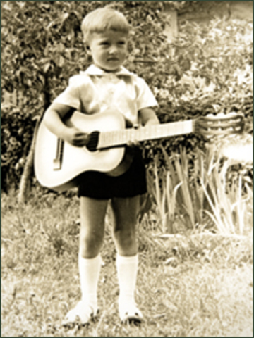 Első gitárját 11. születésnapjára kapta édesanyjától és édesapjától, 1946. január 8-án, melyen hamar megtanult játszani. Mélyen vallásos protestáns szülei vasárnaponként templomba jártak, ahol az ottani kórus nagy hatást gyakorolt a fiatal Elvisre. 
