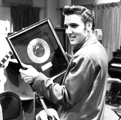 Az első, egész országban megjelenő kislemezét, a Heartbreak Hotel-t, 1956. január 1-én adták ki, mely valóban meghozta az áttörést Elvis zenei karrierében. A lemez elsöprő sikert aratott, az emberek egyenesen imádták, a dal a listák élére került, több mint egymillió példányt adtak el belőle, megteremtve ezzel egy új műfajt a Rock and Roll-t. 