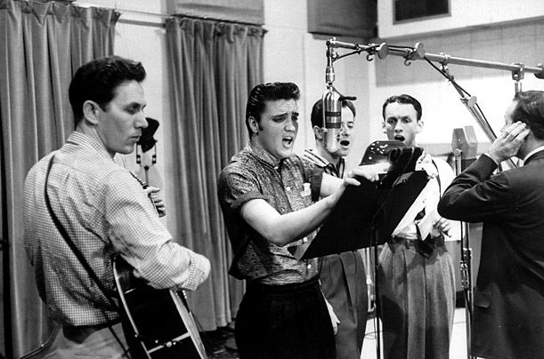 A Nashville-i stúdióban a Jordanaires zenekarral vesznek fel egy dalt 1956-ban.