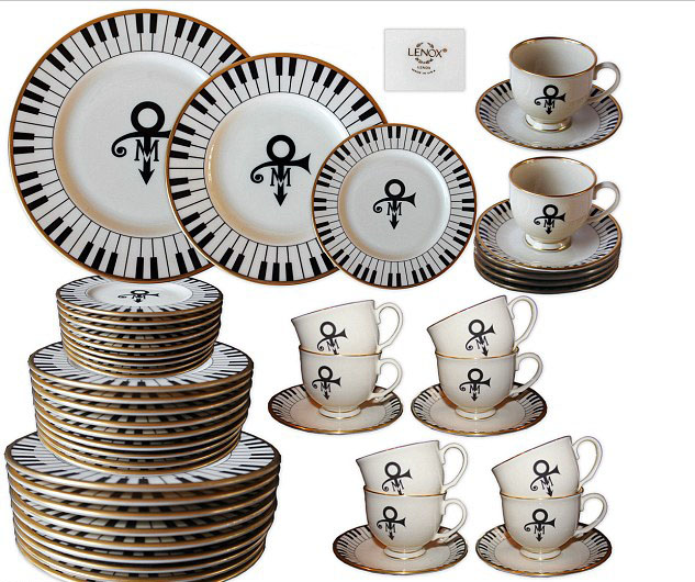 Prince esküvői tányérkészlete<br /><br />Ez az ötven darabos Lenox porcelánkészlet az énekes esküvői tányérkészlete volt, mely kicsi, közepes és nagy tányérokból, poharakból és csészékből áll az énekes szimbólumával díszítve. A teljes készlet ötvenezer dollárt ér, de darabokat is meg lehet belőle venni, egy csésze például kétezer-ötszáz dollárba kerül. 