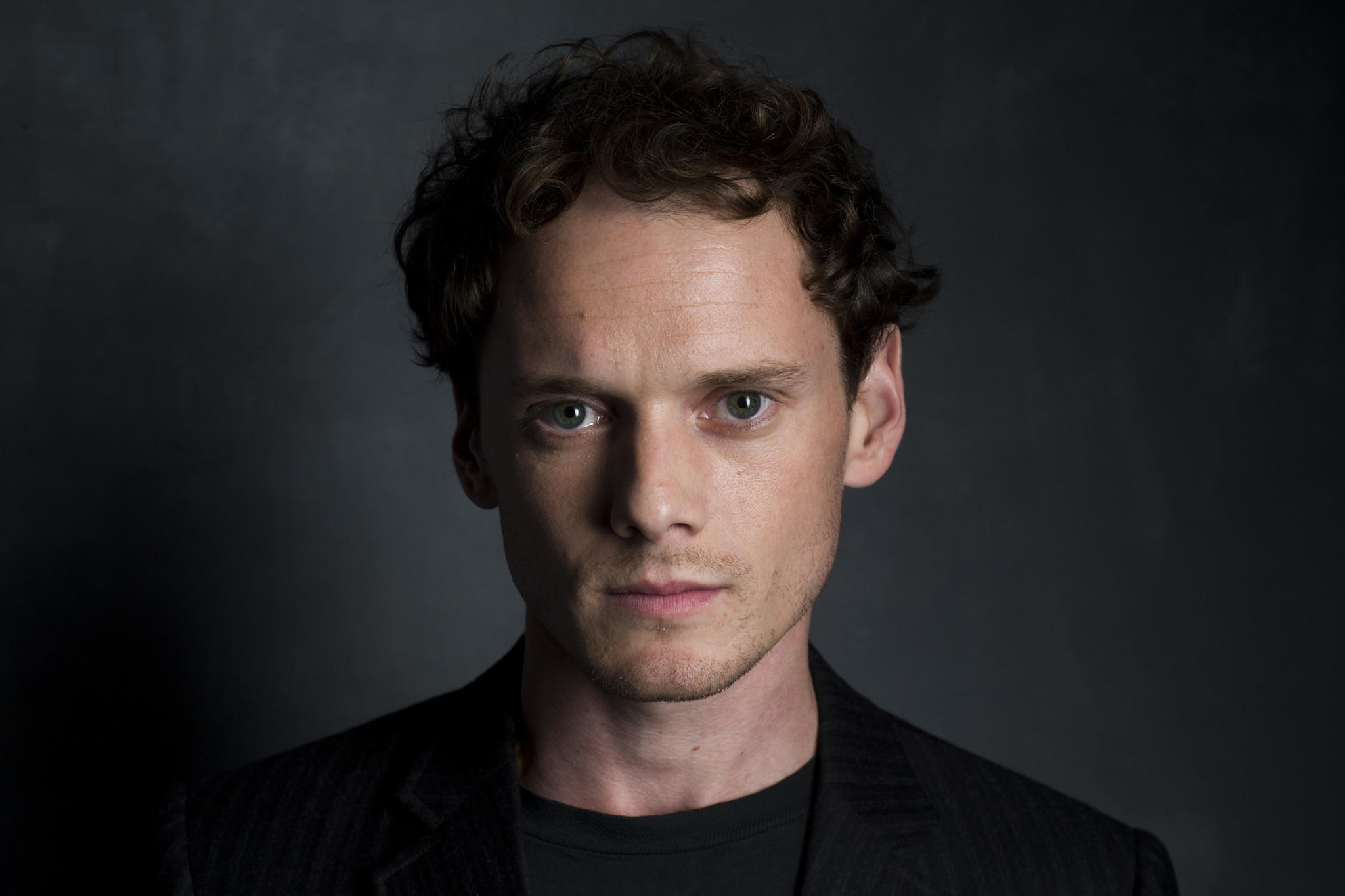 Anton Yelchin (1989. március 11. – 2016. június 19.)  A The Hammerheads gitárosa aki egyébként a Star Trek Beyond című filmben is szerepelt, egy furcsa és szerencsétlen autóbaleset áldozata lett. Kilépett saját kocsijából, de az visszagurult és halálra gázolta őt.