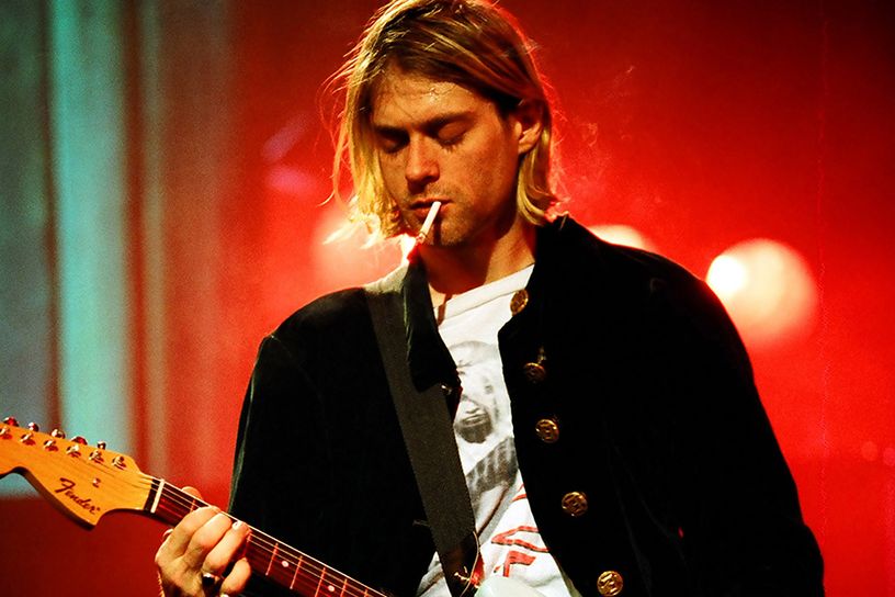 Kurt Cobain (1967. február 20. – 1994. április 5.)  A Nirvana frontembere 1994-ben csatlakozott a 27-ek klubjához, miután Seattle-i házának padlásán öngyilkos lett. A tragédiát fokozza, hogy holttestét csak három nappal később, egy villanyszerelő találta meg. Utoljára állítólag az R.E.M. Automatic for the People című albumát hallgatta.
