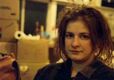 Mia Zapata (1965. augusztus 25. – 1993. július 7.)  A The Gits frontasszonyának van talán az egyik legtragikusabb halála mindnyájuk közül. Az énekesnőt 1993-ban rabolták el, majd megverték, megerőszakolták és megfojtották. Testét eltűnésétől számítva alig két órával később megtalálták, de már túl késő volt.