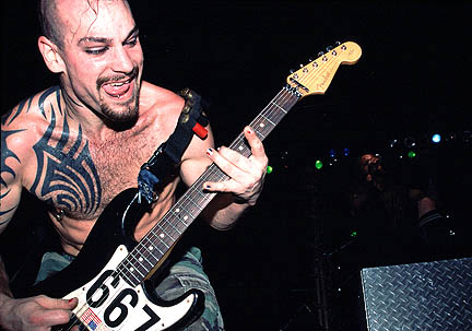 Bryan Ottoson (1978. – 2005. április 19.)  American Head Charge zenekar 2005-ös turnéjuk közben vesztette el szeretett gitárosát. A banda holtan találta a fiatal zenészt saját turnébuszában.