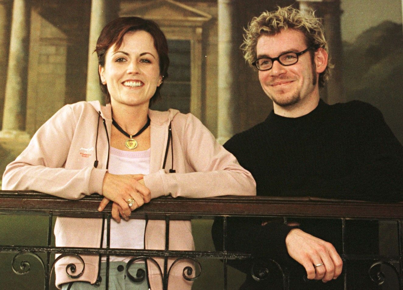 Dolores  és a Cranberries dobosa Fergal Lawler a dublini Merrion Hotelben 2000-ben, miután bejelentették az első koncertjüket négy év kihagyás után. 