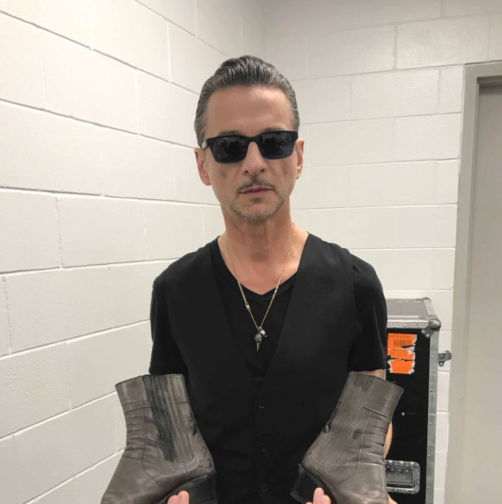 Dave Gahan a Depeche Mode énekese is beszállt.