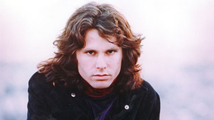 Jim Morrison (1943. december 8. – 1971. július 3.)  A The Doors ikonikus énekese 1971 júliusában szívelégtelenségben hunyt el párizsi apartmanjának fürdőkádjában. Sokan úgy vélték, hogy Morrison halálát valójában heroin túladagolás okozta.