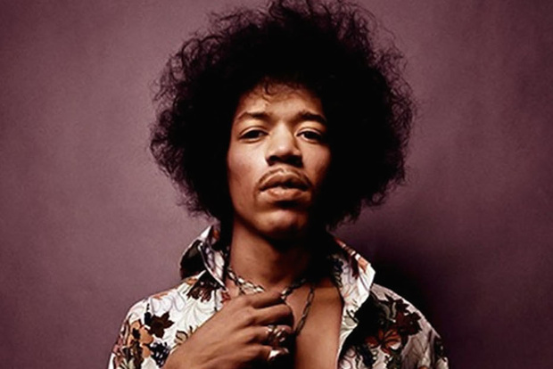 Jimi Hendrix (1942. november 27. – 1970 szeptember 18.)  Minden bizonnyal a valaha élt legnagyobb gitáros Jimi Hendrix volt, aki 1970-ben erős altatót kombinált vörösborral, és a végzetes keverék az életébe került. Halálát a hivatalos jelentések szerint fulladás okozta.