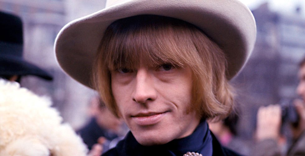 Brian Jones (1942. február 28. – 1969. július 3.)  A The Rolling Stones muliti-instrumentalista gitárosa Brian Jones 1969-ben egy júliusi éjszakén kiment úszni saját medencéjébe, de barátai már csak arra lettek figyelmesek, hogy a zenész eszméletlen. Megpróbáltak még rajta segíteni, de sajnos mire az orvos a helyszínre ért Biran már nem élt.