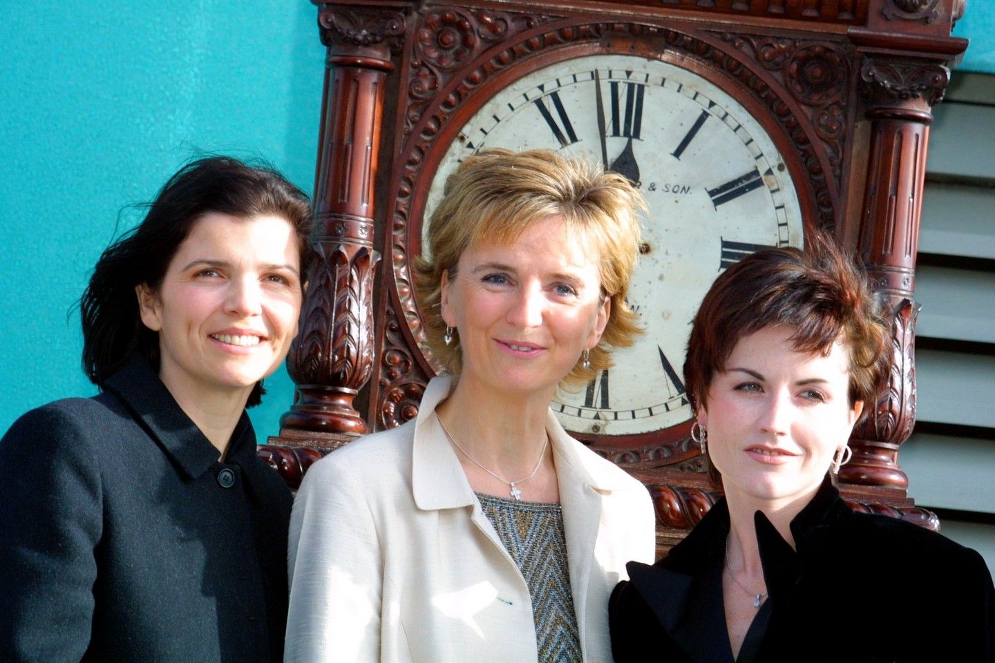 Ali Hewson, Adi Roche és Dolores O‘Riordan miután 2002-ben a zenekar bejelentette, hogy a ‘Time is Ticking Out című kislemezük teljes bevételével a csernobili atomkatasztrófában érintett gyermekeket támogatják. 