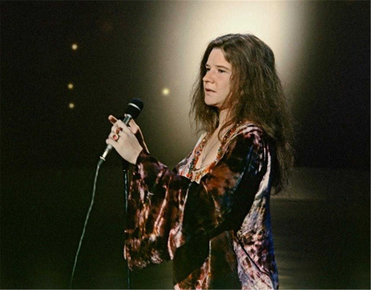 Janis Joplin (1943. január 19. – 1970. október 4.)  Az amerikai blues és rock énekesnő karrierét és magánéletét teljesen tönkretette az alkohol valamint drogfüggősége. A tehetséges fiatal énekesnő 1970-ben heroin túladagolásban vesztette életét mindössze néhány héttel Jimi Hendrix halála után.