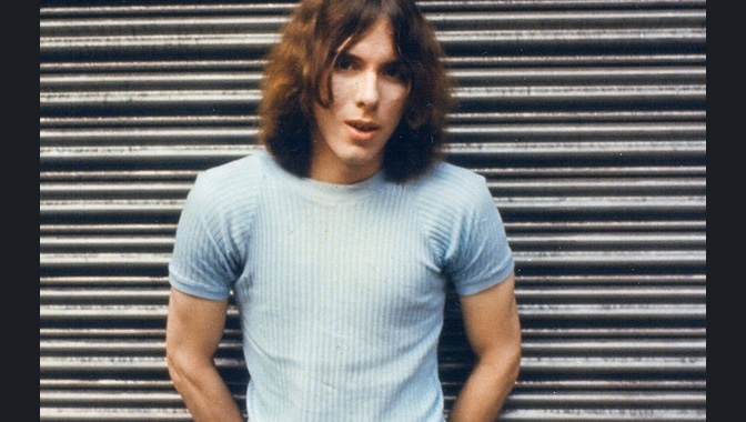 Dave Alexander (1947. június 3. – 1975. február 10.)  A The Stooges basszusgitásora 1975-ben tüdő és hasnyálmirigy gyulladás következtében vesztette életét, melyhez állítólag túlzott alkoholfogyasztása nagyban hozzájárult.