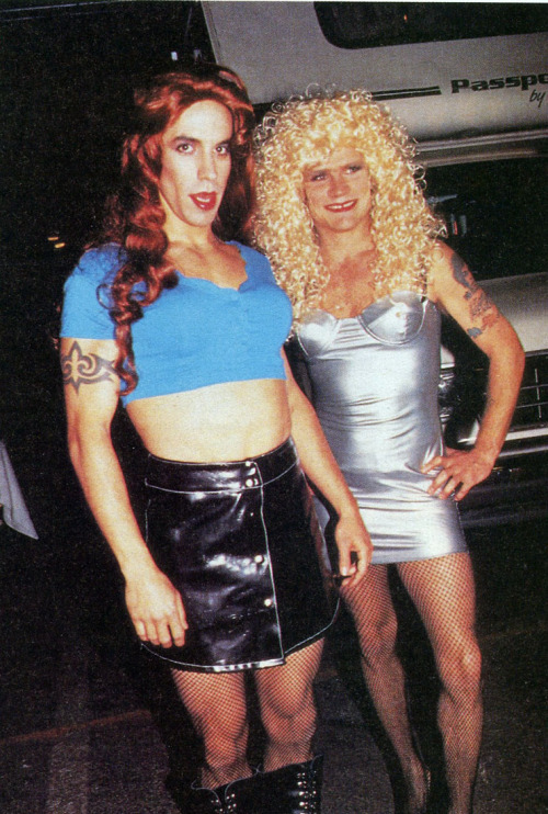 7. Anthony Kiedis énekes és Flea basszusgitáros a Red Hot Chili Peppers alapítói, gyermekkori jó barátok, valószínűleg a női kollekció felöltését is együtt találták ki.