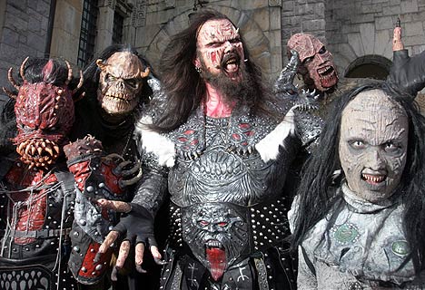 Lordi <br /><br />A finn hard rock banda jelmeze és előadása egész Európát sokkolta, ezzel meg is nyerték a 2006-os Eurovíziós dalfesztivált a Hard Rock Hallelujah című számukkal. Kosztümjeiket kedvenc horrorfilm karaktereik inspirálták, valljuk be valóban elég félelmetesek. 