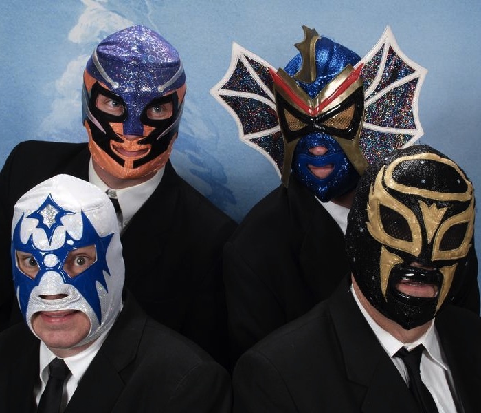 Los Straitjackets<br /><br />Az instrumentális rockbanda tizenhat albumot adott ki. Fellépő ruhájukat fekete öltöny, arany azték kiegészítők és pankrátor maszkok jelképezik. Szinte sohasem szólalnak meg, egyedül Daddy-O Grande az egyetlen tag, akit hallhatunk már beszélni a közülük és neki is nagyon erős spanyol akcentusa van. 