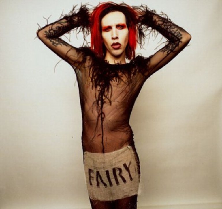 9. Marilyn Manson volt már androgün, szörnyszülött, pokolfajzat, naná, hogy semmiféle erőfeszítésébe nem kerül, hogy néha női ruhát kapjon magára.