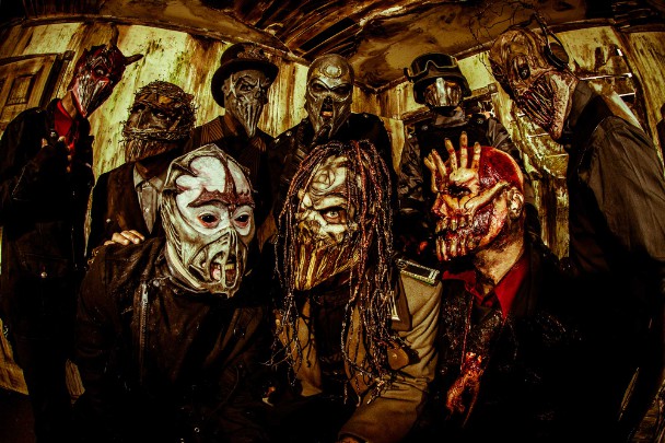 Mushroomhead <br /><br />A Cleveland-i heavy metal zenekar összesen több mint két millió albumot adott már el világszerte, brutálisra sikerült maszkjaikat pedig azért hordták, hogy eredeti zenekaraikkal ne konfrontálódjanak. E helyett azonban sikerül szépen egymásnak ugrasztani a Slipknot és a Mushroomhead fanokat, akik szinte ölték egymást a melyik a jobb zenekar címért. 