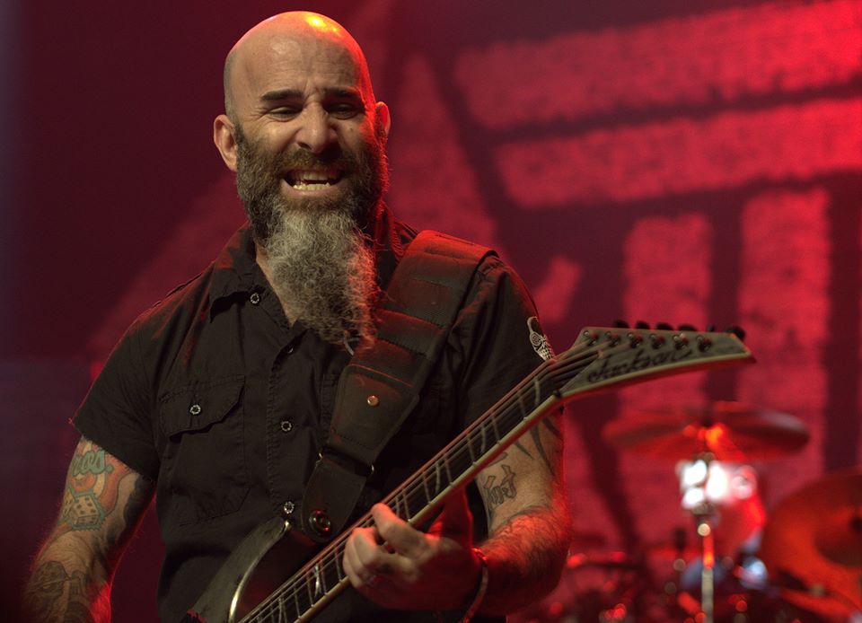 Scott Ian<br />A Loudwire a világ egyik legjobb ritmusgitárosaként jelöli meg Scott Iant, az Anthrax zenészét azonban basszusgitárosként is el tudják képzelni a magazin szerkesztői. Véleményüket példával is alátámasztják: Ian zseniálisan nyomta basszusgitáron a Kiss „God of Thunder” című dalát.