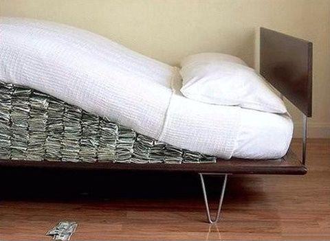 money-under-mattress-353445.jpg