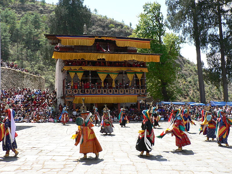 800px-dance_of_the_black_hats_with_drums_paro_tsechu_4.jpg