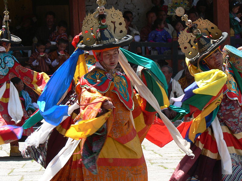 800px-dance_of_the_black_hats_with_drums_paro_tsechu_5.jpg