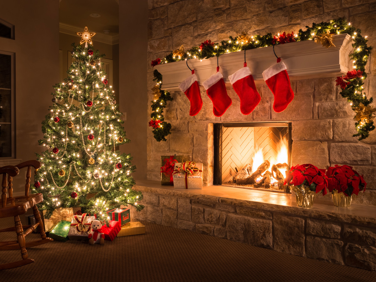 christmas-tree-near-fireplace_0.jpg