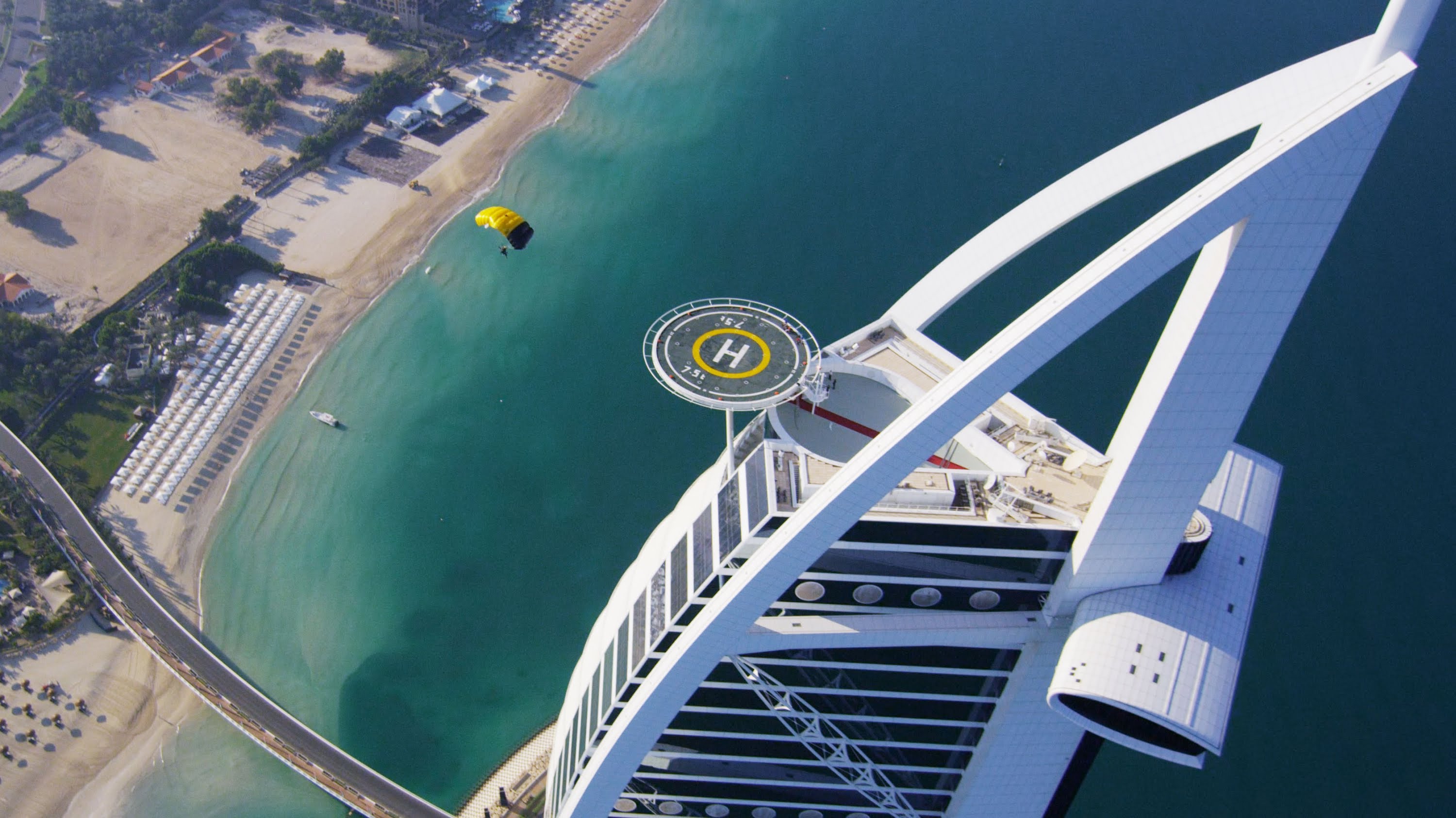 A szálloda tetején helikopter-leszállópálya is található. Emellett a Perzsa (Arab)-öböl fölé nyúlik be kétszáz méteres magasságban a híres Muntaha étterem, ahová villámgyors lift repíti a vendégeket.