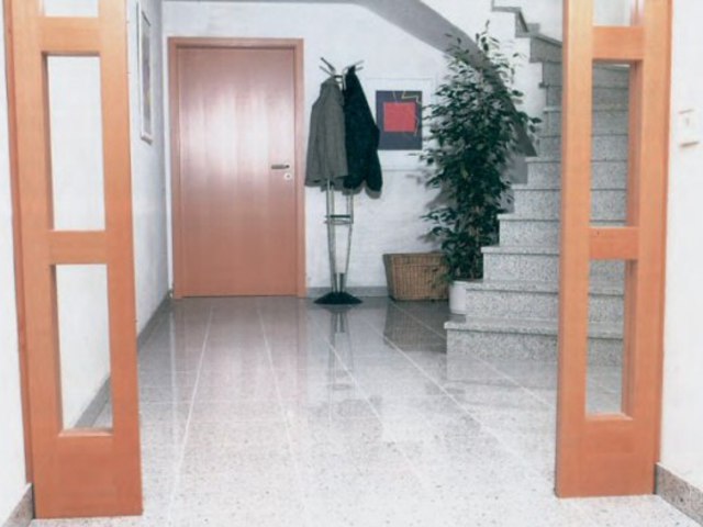Természetes kőburkolat az előszobába