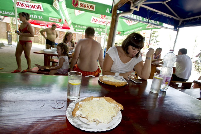 20120815-langos-balatoni-bufe-strand-kaja.jpg