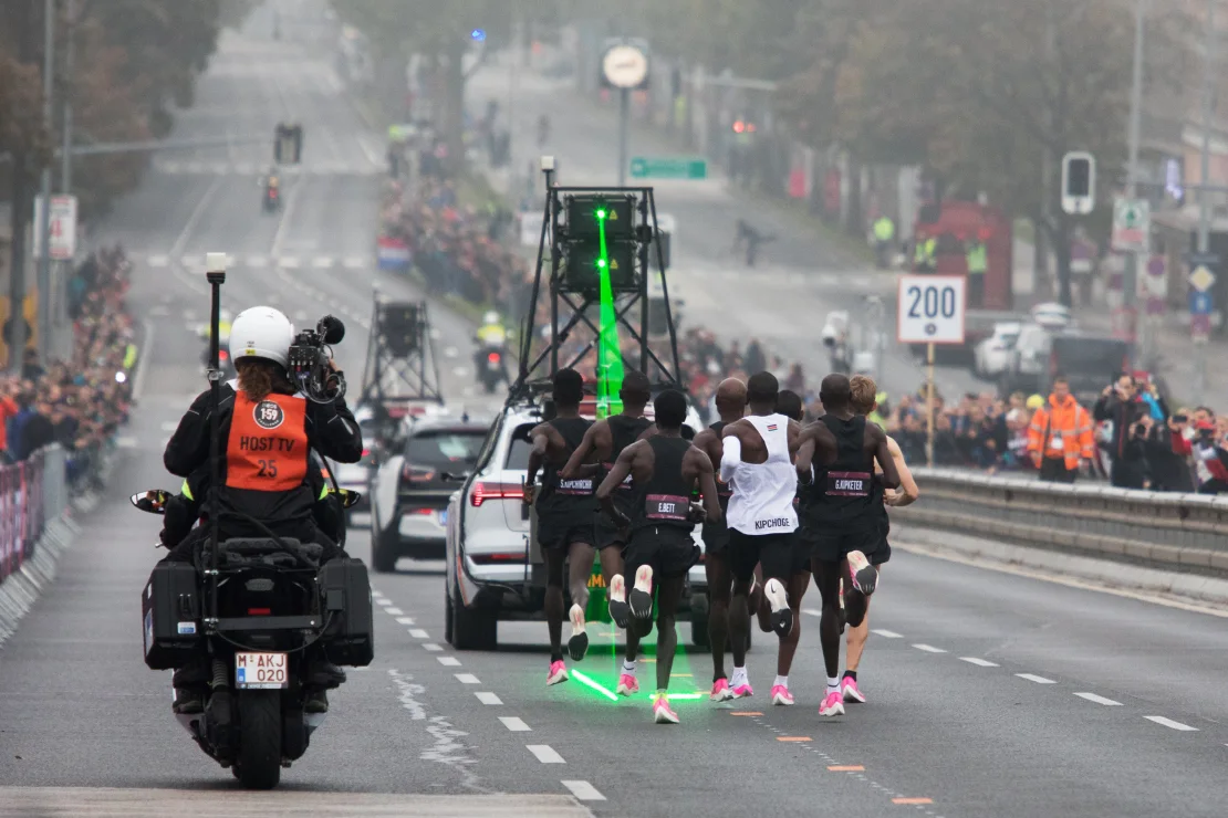 191012090916-02-eliud-kipchoge-marathon-attempt-1012_jpg.png