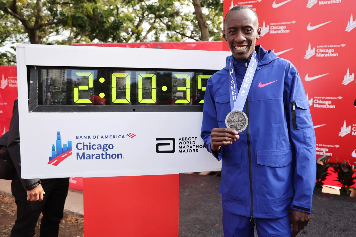 231008115535-03-kelvin-kiptum-record-marathon-100823_jpg.webp