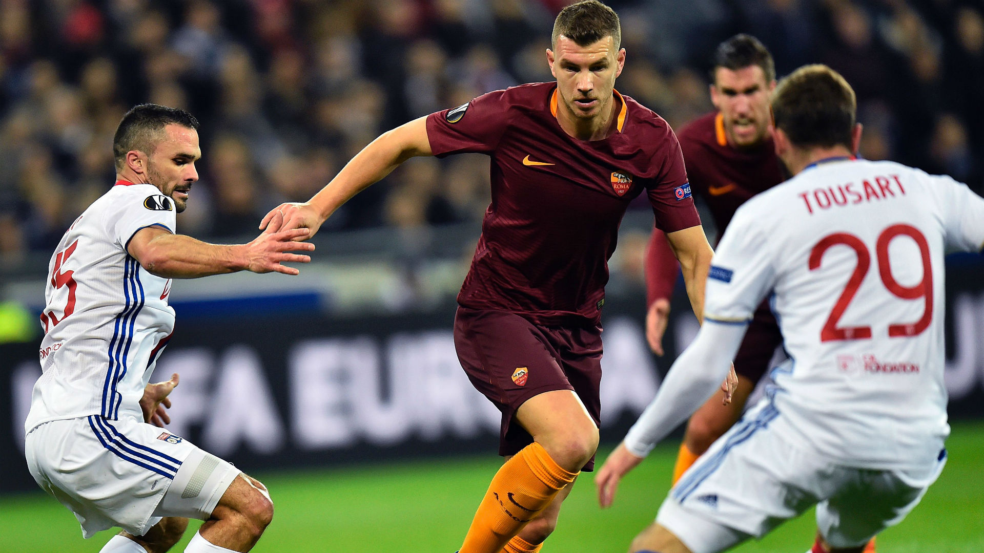 edin-dzeko-jeremy-morel-lyon-as-roma-europa-league-09032017_eo7w8hlrf5m71wbrfylyn0ni2.jpg