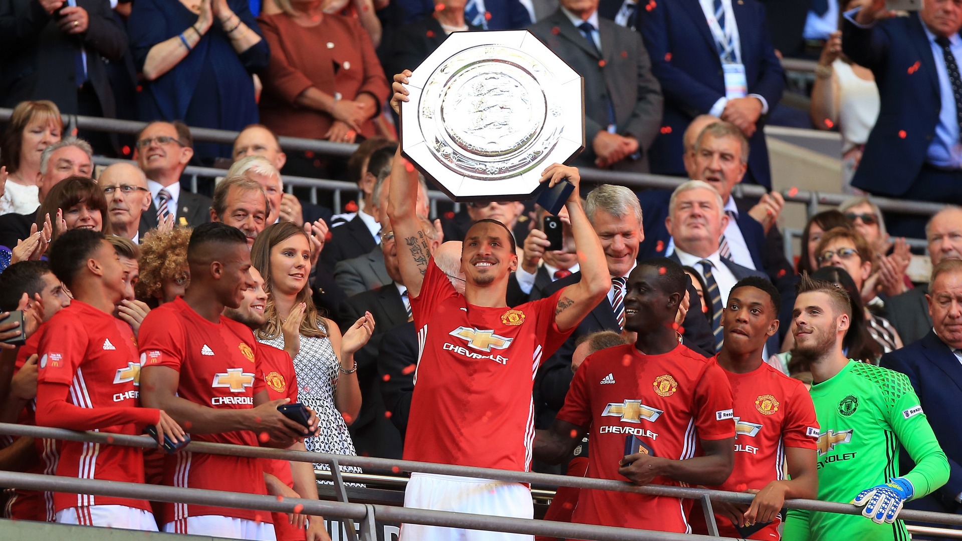 ibrahimovic-community-shield_1eaw38l4cy6441rs85rghsa3qg.jpg