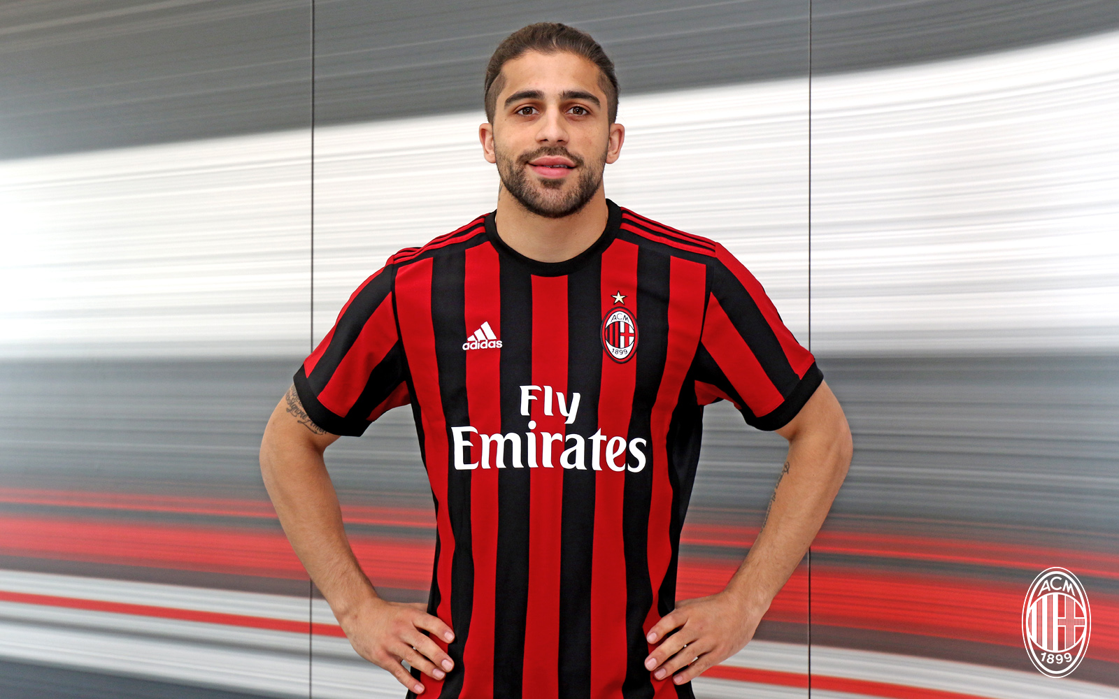 Ricardo Rodríguez már Milan-mezben pózol: