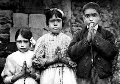 Fatima_children_with_rosaries.jpg