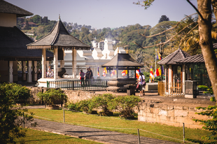 A Szent Fogereklye Temploma és Buddha szemfoga Kandy városában