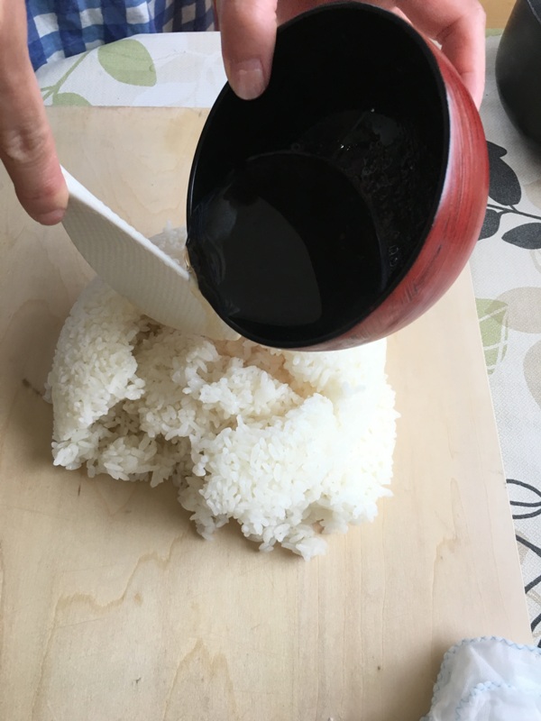 a sushihoz a rizst keményebbre főzzük a szokásosnál<br />the rice has to be harder than normal when making sushi