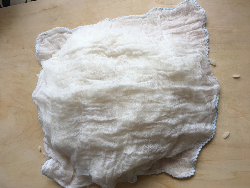 Nedves ruhával letakarva pihentetjük, addig előkészítjük a többi hozzávalót<br />covered with a wet clean cloth let it rest and prepare other ingredients