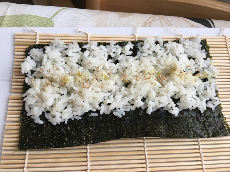 a közepét megkenjük wasabival, megszórjuk szezámmaggal<br />spread wasabi in the middle, sprinkle with sesami seeds