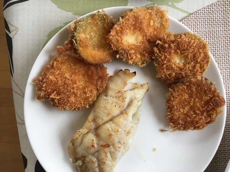 rántott cukkini és sült hal<br />fried zucchini and grilled fish