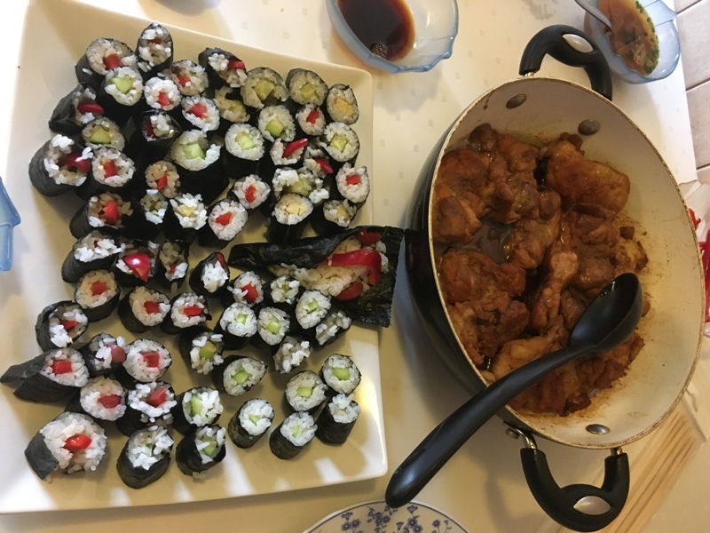 sok sushit csináltunk. Nem szépek de isteni finomak lettek<br />plusz teriyaki csirke<br />we made a lot of sushi this summer. They don‘t look good but taste superb