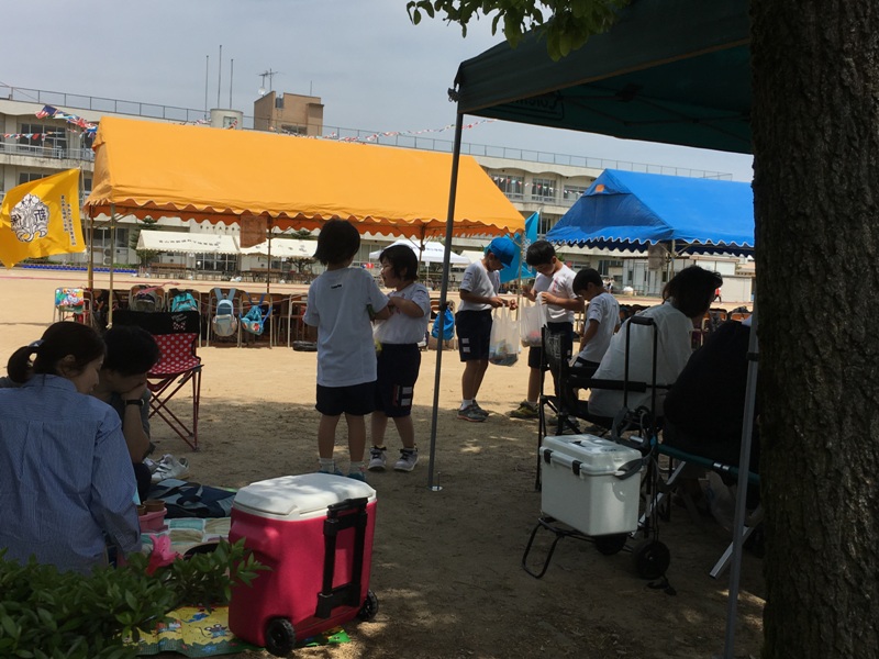 ebéd után finomságokkal üzletelnek, ez is része a dolognak&lt;br /&gt;it‘s part of the sport festival to trade with treats after lunch