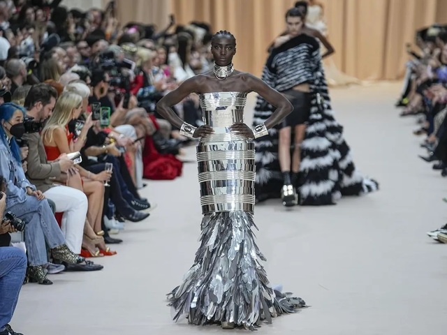 Jean Paul Gaultier extravagáns divatbemutatója