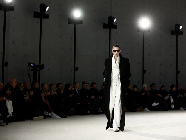 Újragondolt férfiszettek a Saint Laurent bemutatóján