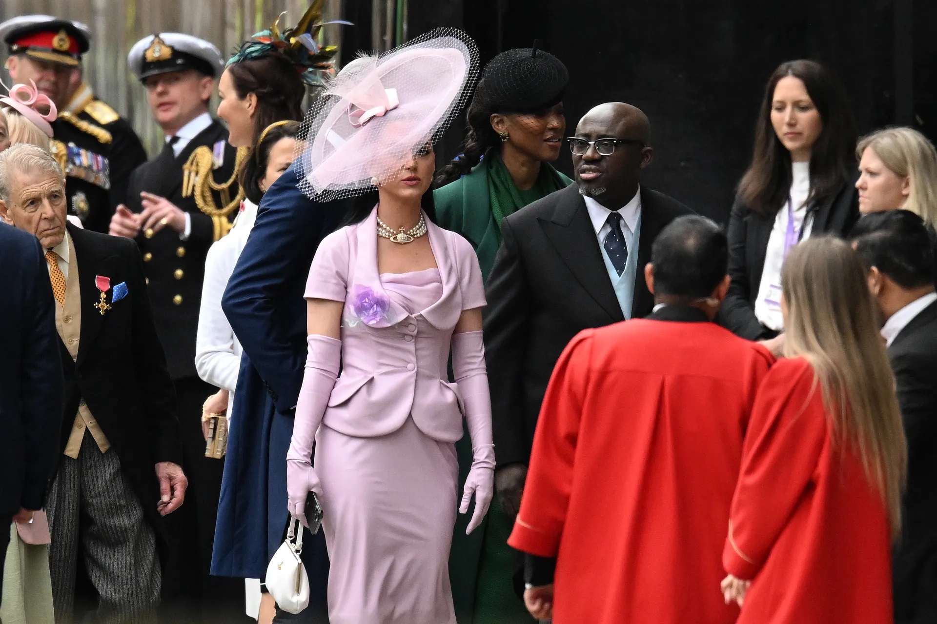 katy_perry_arriving_with_british_vogue_editor-in-chief_and_european_editorial_director_edward_enninful.jpg