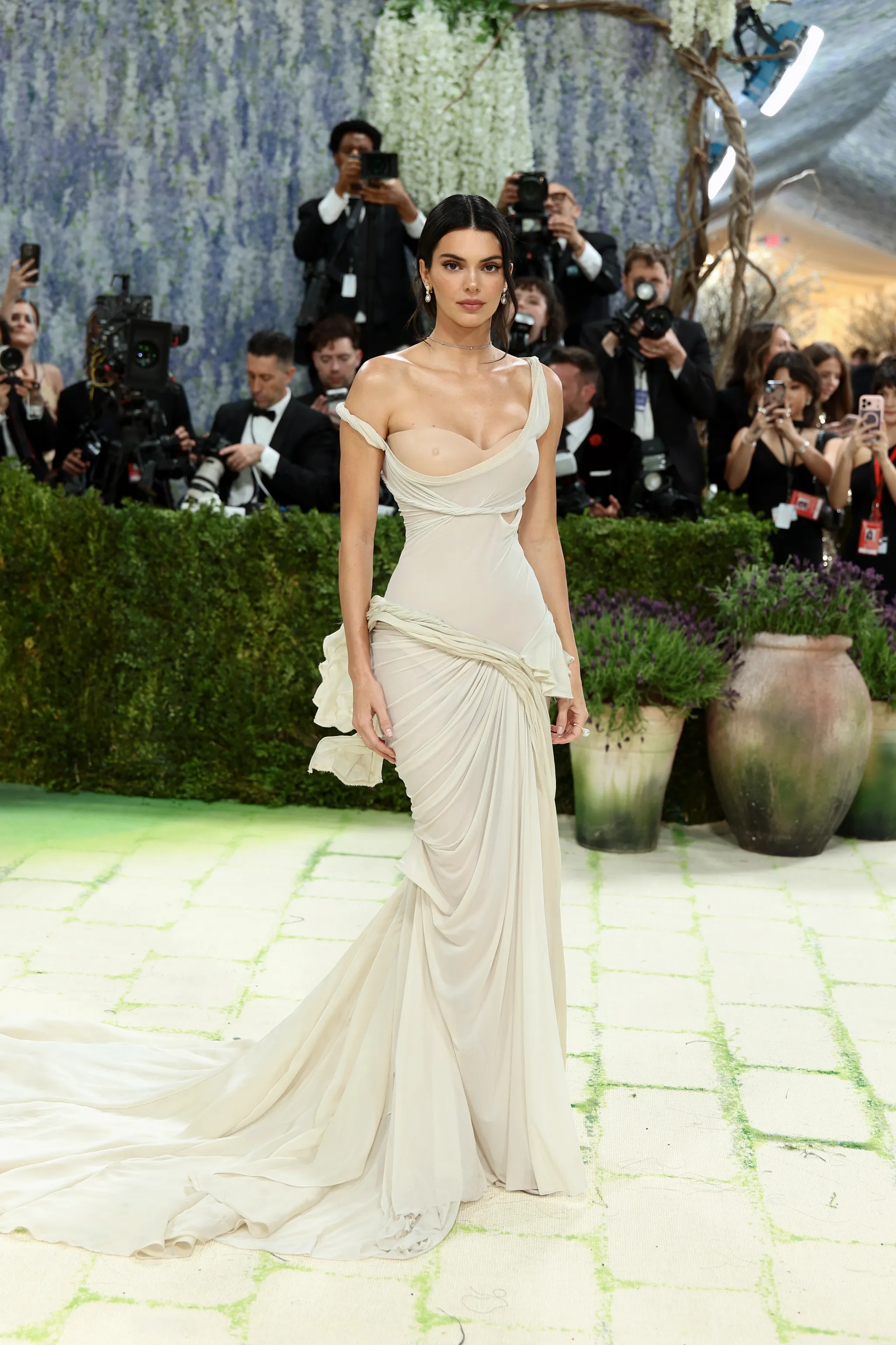 kendall_jenner_in_gap_studio_by_zac_posen.webp