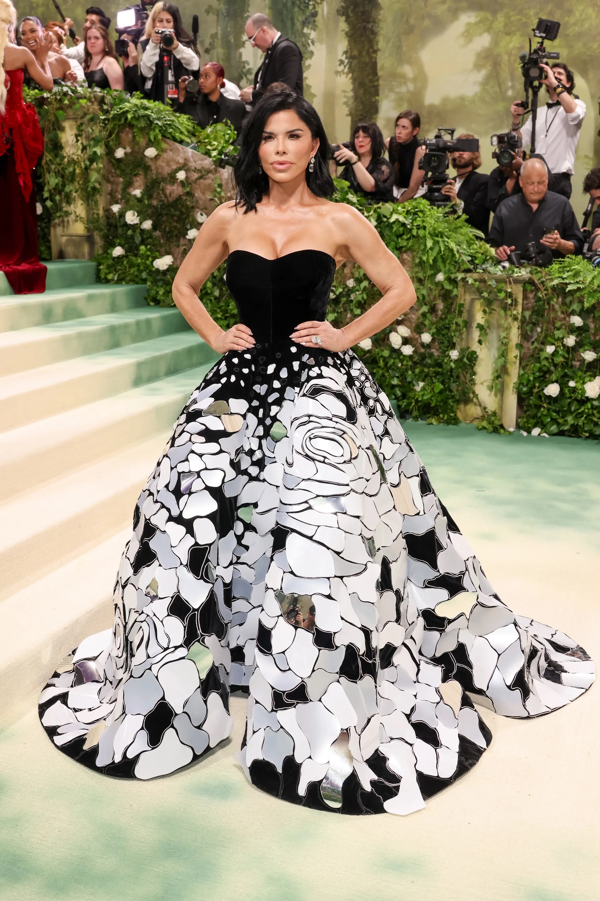 lauren_sanchez_in_oscar_de_la_renta.jpg